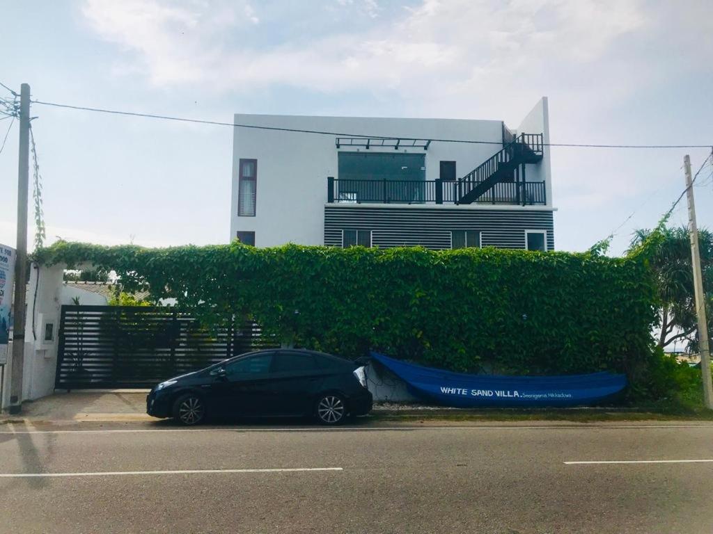 White Sand Villa - Beach Front هيكادوفا المظهر الخارجي الصورة